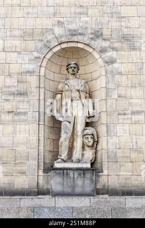 Sozialrealistische Skulptur an der Wand des Palastes für Kultur und Wissenschaft, Warschau, Polen Stockfoto