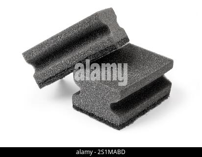 Schwarzer Malschwamm zum Waschen von Geschirr und Kunstprojekten. Isoliert auf weiß. Stockfoto