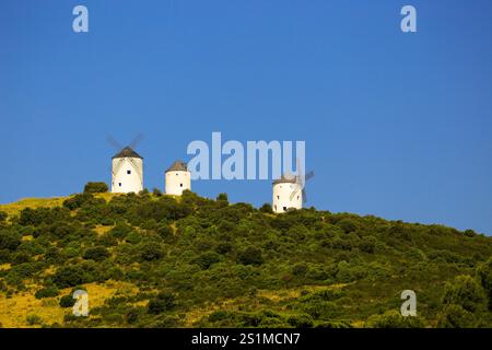 Drei alte spanische Windmühlen auf einem Hügel. Stockfoto