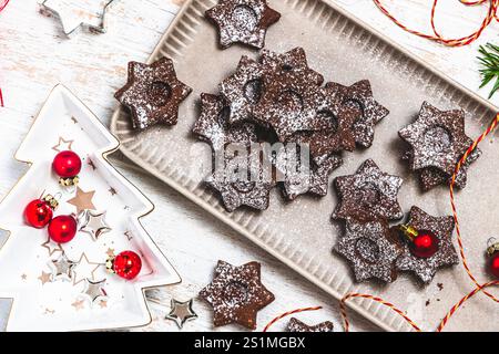 Traditionelle Linz Weihnachtskekse gefüllt mit Quittenmarmelade auf weißem Holzhintergrund, Blick von oben Stockfoto