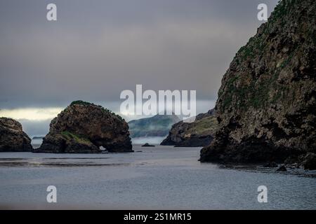 Nebelige Anacapa Islands, die durch die Seestapel auf Santa Cruz Island im Channel Islands National Park gesehen werden Stockfoto