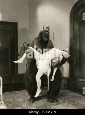 Alice Day und John Kolb in The Gorilla (1927) ein US-amerikanischer Film. Archivierung Amerikanischer Filmfotos. Stockfoto