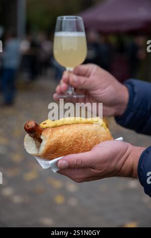 Weinfest in Schengen, Luxemburg, französischen oder luxemburgischen Waffeln mit Schlagsahne und einem Glas Jungwein, der im Herbst im Freien gegessen wird Stockfoto