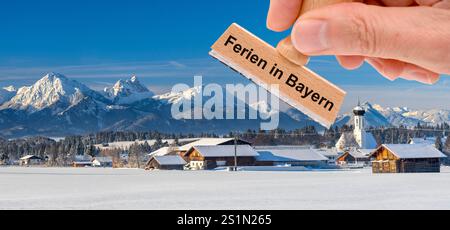 Winterlandschaft im Allgäu Panorama Winter-Landschaft im Allgäu bei Füssen mit Stempel und Aufdruck: Ferien in Bayern - FOTOMONTAGE *** Winter Stockfoto