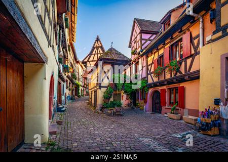 Die kleine feudale Dorfstraße von Eguisheim mit Fachwerkhäusern. Foto aufgenommen am 10. August 2019 im Elsass in Frankreich. Stockfoto