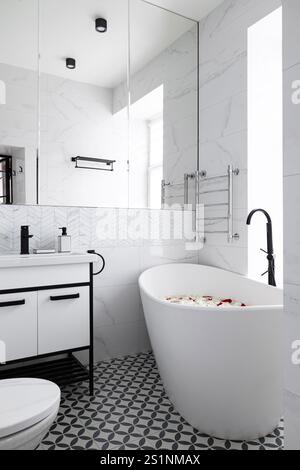 Ein atemberaubendes und elegantes, modernes Badezimmer mit luxuriöser freistehender Badewanne und stilvoller Einrichtung Stockfoto