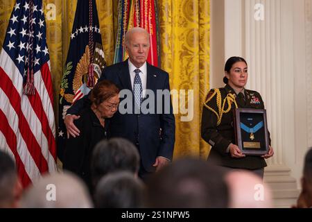 Washington, Vereinigte Staaten Von Amerika. Januar 2025. Washington, Vereinigte Staaten von Amerika. Januar 2025. U. US-Präsident Joe Biden überreichte posthum die Medal of Honor an den ehemaligen US-Army-Pvt Bruno R. Orig, wie seine Schwester Loretta Orig in seinem Namen verließ, während der Preisverleihung im East Room of the White House am 3. Januar 2025 in Washington, DC Orig, erhielt die höchste militärische Auszeichnung für Aktionen, die über den Ruf des Dienstes während des Koreakrieges hinausgehen. Vermerk: Henry Villarama/U. S Army Photo/Alamy Live News Stockfoto