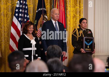Washington, Vereinigte Staaten Von Amerika. Januar 2025. Washington, Vereinigte Staaten von Amerika. Januar 2025. U. US-Präsident Joe Biden überreicht posthum die Medal of Honor an die ehemalige US-Armee CPL. Fred B. McGee, wie seine Tochter Victoria Secrest, in seinem Namen akzeptiert, während der Preisverleihung im East Room of the White House am 3. Januar 2025 in Washington, DC, erhielt McGee die höchste militärische Auszeichnung für Aktionen, die über den Ruf des Dienstes während des Koreakrieges hinausgehen. Vermerk: Henry Villarama/U. S Army Photo/Alamy Live News Stockfoto