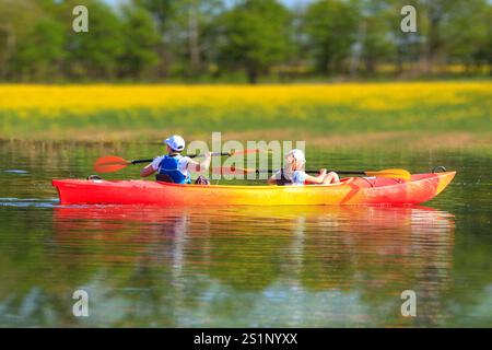 Freunde fahren mit dem Kajak vor einer wunderschönen Landschaft Stockfoto