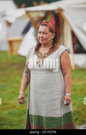 Hojbjerg, Dänemark, August 2022: Frau bei einem Wikingerfest Stockfoto