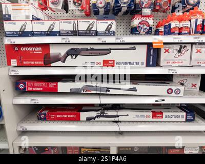 Luftgewehre und Zubehör in einem Meijer-Geschäft in Michigan, USA Stockfoto