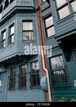 Dieses Foto, das an einem Wintertag in Istanbul aufgenommen wurde, bietet einen Blick aus nächster Nähe auf ein wunderschön erhaltenes blaues Holzhaus. Das Gebäude ist von außen i Stockfoto