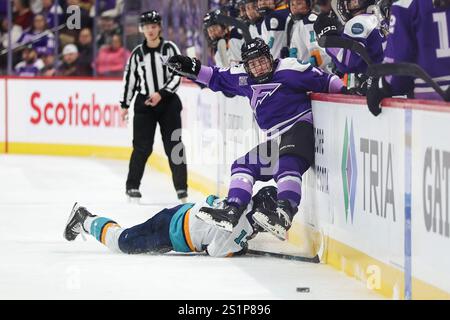 4. Januar 2025: Minnesota Frost-Verteidiger Maggie Flaherty (19) stürzt in die Bretter gegen Elle Hartje (13) während eines PWHL-Hockeyspiels zwischen den New York Sirens und den Minnesota Frost im Xcel Energy Center in St. Paul, Minnesota. Steven Garcia-CSM Stockfoto