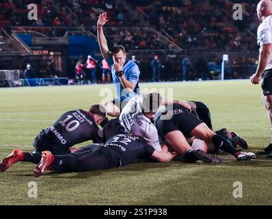 London, Großbritannien. Januar 2025. StoneX Stadium, London, 4. Januar 2025: Bristol Bundle Over, um einen Versuch während des Gallagher Premiership Rugby Spiels zwischen Saracens und Bristol Bears im StoneX Stadium, London, England am Samstag, 4. Januar 2025 zu erzielen. (Claire Jeffrey/SPP) Credit: SPP Sport Press Photo. /Alamy Live News Stockfoto