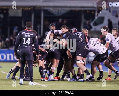 London, Großbritannien. Januar 2025. StoneX Stadium, London, 4. Januar 2025: Die Spieler der Sarazens stecken im Gallagher Premiership Rugby-Spiel zwischen Saracens und Bristol Bears im StoneX Stadium, London, England am Samstag, 4. Januar 2025. (Claire Jeffrey/SPP) Credit: SPP Sport Press Photo. /Alamy Live News Stockfoto