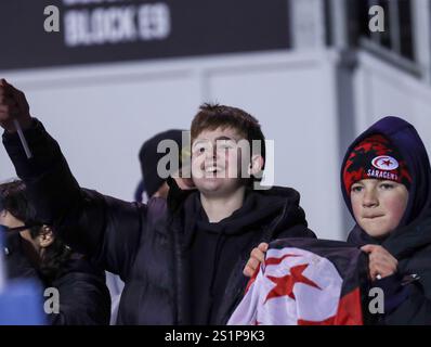 London, Großbritannien. Januar 2025. StoneX Stadium, London, 4. Januar 2025: Saracens Fan feiert einen Versuch beim Gallagher Premiership Rugby Spiel zwischen Saracens und Bristol Bears im StoneX Stadium, London, England am Samstag, 4. Januar 2025. (Claire Jeffrey/SPP) Credit: SPP Sport Press Photo. /Alamy Live News Stockfoto