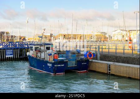 Ein Fischerboot in den Schleusen von Sovereign Harbour, Eastbourne, East Sussex, England Stockfoto