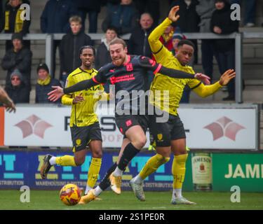 Burton Upon Trent, Großbritannien. Januar 2025. Tom Eaves aus Northampton Town verwickelt sich mit Udoka Godwin-Malife aus Burton Albion in der EFL League One Burton Albion gegen Northampton Town Credit: Clive Stapleton/Alamy Live News Stockfoto