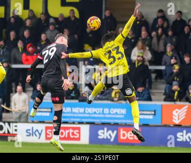 Burton Upon Trent, Großbritannien. Januar 2025. Liam Shaw aus Northampton Town springt mit Kgaogelo Chauke aus Burton Albion in der EFL League One Burton Albion gegen Northampton Town Credit: Clive Stapleton/Alamy Live News Stockfoto