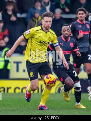 Burton Upon Trent, Großbritannien. Januar 2025. Elliot Watt aus Burton Albion und Tariqe Fosu aus Northampton Town in der EFL League One Match Burton Albion gegen Northampton Town Credit: Clive Stapleton/Alamy Live News Stockfoto