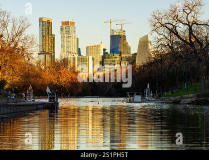 Skyline der Stadt Austin Texas vom Swimmingpool in Barton Springs im Zilker Metropolitan Park Stockfoto