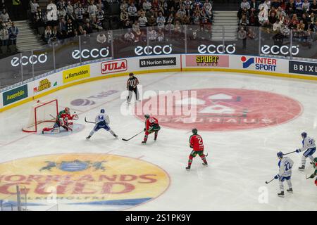 Göteborg, Schweden. Januar 2025. Torchance für Leksand in der dritten Spielperiode gegen Leksands IF. Quelle: Per Ljung/Alamy Live News Stockfoto