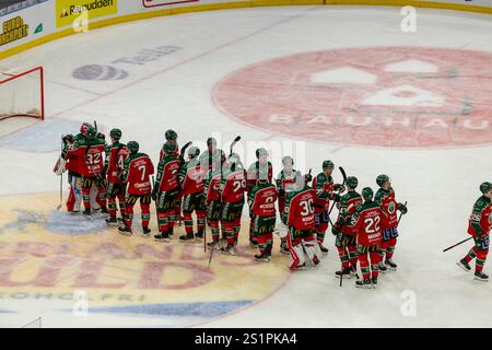 Göteborg, Schweden. Januar 2025. Spieler im Frölunda HC schütteln die Hand, nachdem sie das Spiel gegen Leksands IF in Runde 30 der schwedischen Hockey League in Skandinavium gewonnen hatten. Quelle: Per Ljung/Alamy Live News. Quelle: Per Ljung/Alamy Live News Stockfoto