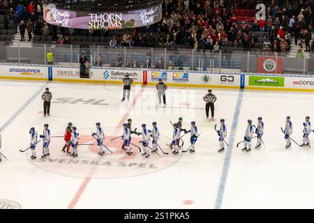 Göteborg, Schweden. Januar 2025. Spieler in Frölunda HC und Leksands, WENN SIE nach dem letzten Pfiff des Spiels in Runde 30 der schwedischen Hockey League in Skandinavium die Hand schütteln. Quelle: Per Ljung/Alamy Live News Stockfoto