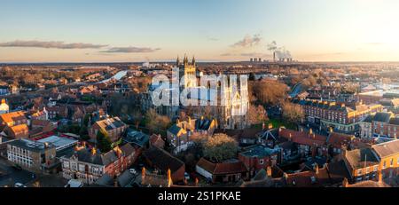 Panoramablick auf die Marktstadt Selby in North Yorkshire mit der historischen Kathedrale von Selby Abbey und dem Kraftwerk Drax in der Ferne Stockfoto