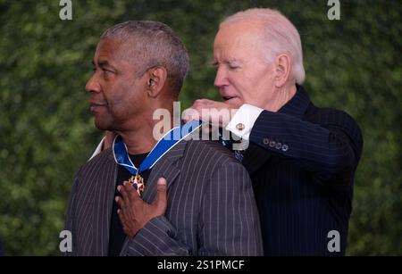 Washington, Usa. Januar 2025. Präsident Joe Biden überreicht den Schauspieler, Produzenten und Regisseur Denzel Washington während einer Zeremonie im East Room des Weißen Hauses am Samstag, den 4. Januar 2025, mit der Presidential Medal of Freedom. Die Presidential Medal of Freedom ist die NationÕs höchste zivile Auszeichnung, die Personen verliehen wird, die beispielhafte Beiträge zum Wohlstand, zu Werten oder zur Sicherheit der Vereinigten Staaten, zum Weltfrieden oder zu anderen wichtigen gesellschaftlichen, öffentlichen oder privaten Bemühungen geleistet haben. Foto: Leigh Vogel/Pool/SIPA USA Credit: SIPA USA/Alamy Live News Stockfoto