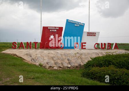 Das Straßenschild am Eingang der Stadt mit politischer Propaganada von Santiago de Cuba Stockfoto