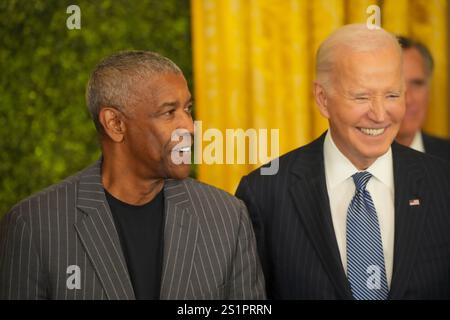 Washington, District of Columbia, USA. Januar 2025. Präsident Joe Biden überreicht die Medal of Freedom an Denzel Washington, den Oscar-Preisträger. Die Presidential Medal of Freedom ist die höchste zivile Auszeichnung der Nation und wurde am 4. Januar 2025 an 19 Menschen verliehen. Quelle: Andrew Leyden/ZUMA Press Wire/ZUMA Wire/Alamy Live News Stockfoto