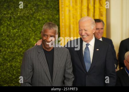 Washington, District of Columbia, USA. Januar 2025. Präsident Joe Biden überreicht die Medal of Freedom an Denzel Washington, den Oscar-Preisträger. Die Presidential Medal of Freedom ist die höchste zivile Auszeichnung der Nation und wurde am 4. Januar 2025 an 19 Menschen verliehen. Quelle: Andrew Leyden/ZUMA Press Wire/ZUMA Wire/Alamy Live News Stockfoto