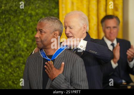 Washington, District of Columbia, USA. Januar 2025. Präsident Joe Biden überreicht die Medal of Freedom an Denzel Washington, den Oscar-Preisträger. Die Presidential Medal of Freedom ist die höchste zivile Auszeichnung der Nation und wurde am 4. Januar 2025 an 19 Menschen verliehen. Quelle: Andrew Leyden/ZUMA Press Wire/ZUMA Wire/Alamy Live News Stockfoto