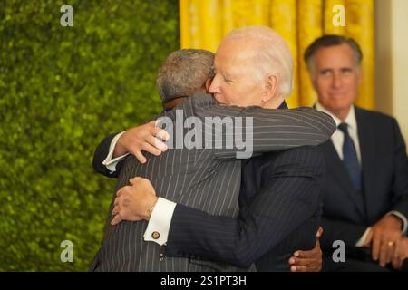 Washington, District of Columbia, USA. Januar 2025. Präsident Joe Biden überreicht die Medal of Freedom an Denzel Washington, den Oscar-Preisträger. Die Presidential Medal of Freedom ist die höchste zivile Auszeichnung der Nation und wurde am 4. Januar 2025 an 19 Menschen verliehen. Quelle: Andrew Leyden/ZUMA Press Wire/ZUMA Wire/Alamy Live News Stockfoto