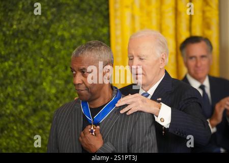 Washington, District of Columbia, USA. Januar 2025. Präsident Joe Biden überreicht die Medal of Freedom an Denzel Washington, den Oscar-Preisträger. Die Presidential Medal of Freedom ist die höchste zivile Auszeichnung der Nation und wurde am 4. Januar 2025 an 19 Menschen verliehen. Quelle: Andrew Leyden/ZUMA Press Wire/ZUMA Wire/Alamy Live News Stockfoto