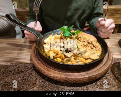 Typisch deutsches Gericht namens Jägerschnitzel: Kalb- oder Schweinebraten mit einer Sauce aus Pilzen und Tomaten oder Sahne. Stockfoto