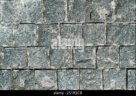 Eine Mauerstruktur aus Steinzaun. Ob für Landschaftsgestaltung oder Architekturzwecke, eine Steinzaun-Wandstruktur sorgt für eine robuste und optisch ansprechende Optik Stockfoto