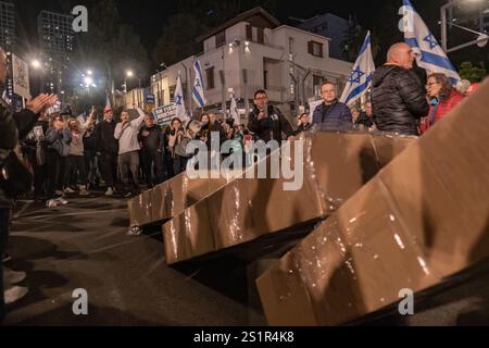 Tel Aviv, Tel Aviv, Israel. Januar 2025. Demonstranten nahmen die Straßen in Tel Aviv auf, um für einen gaza-Geiselvertrag zu marschieren (Credit Image: © Gaby Schuetze/ZUMA Press Wire) NUR REDAKTIONELLE VERWENDUNG! Nicht für kommerzielle ZWECKE! Stockfoto