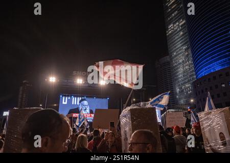 Tel Aviv, Tel Aviv, Israel. Januar 2025. Demonstranten nahmen die Straßen in Tel Aviv auf, um für einen gaza-Geiselvertrag zu marschieren (Credit Image: © Gaby Schuetze/ZUMA Press Wire) NUR REDAKTIONELLE VERWENDUNG! Nicht für kommerzielle ZWECKE! Stockfoto