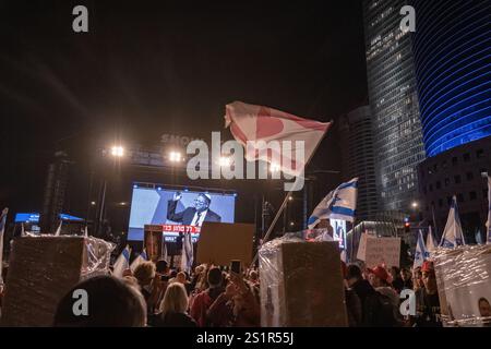 Tel Aviv, Tel Aviv, Israel. Januar 2025. Demonstranten nahmen die Straßen in Tel Aviv auf, um für einen gaza-Geiselvertrag zu marschieren (Credit Image: © Gaby Schuetze/ZUMA Press Wire) NUR REDAKTIONELLE VERWENDUNG! Nicht für kommerzielle ZWECKE! Stockfoto