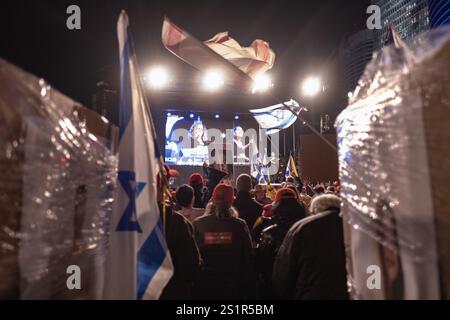 Tel Aviv, Tel Aviv, Israel. Januar 2025. Demonstranten nahmen die Straßen in Tel Aviv auf, um für einen gaza-Geiselvertrag zu marschieren (Credit Image: © Gaby Schuetze/ZUMA Press Wire) NUR REDAKTIONELLE VERWENDUNG! Nicht für kommerzielle ZWECKE! Stockfoto