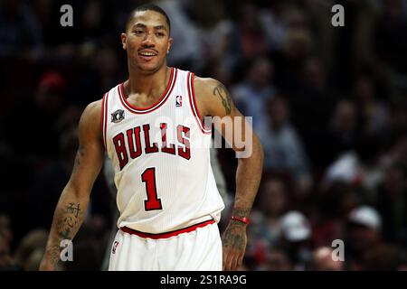 Der Chicago Bulls Point Guard Derrick Rose lacht mit seinen Teamkollegen während eines Spiels gegen die Cleveland Cavaliers am 1. Januar 2011 im United Center in Chicago. (Foto: Chris Sweda/Chicago Tribune/TNS/SIPA USA) Credit: SIPA USA/Alamy Live News Stockfoto