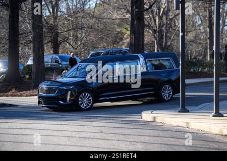 Atlanta, Usa. Januar 2025. Der Leichenwagen mit dem Sarg des ehemaligen Präsidenten Jimmy Carter kommt am Samstag, den 4. Januar 2025, zu einer Beerdigung in der Jimmy Carter Presidential Library and Museum in Atlanta, GA. Jimmy Carter, 39. Präsident der Vereinigten Staaten und Friedensnobelpreisträger 2002, starb friedlich am Sonntag in seinem Haus in Plains, Georgia. Mit 100 Jahren war er der am längsten gelebte Präsident in der Geschichte der USA. Foto von Julian Alexander/UPI Credit: UPI/Alamy Live News Stockfoto