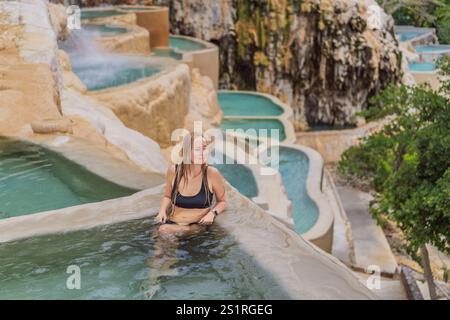 Weibliche Touristen in den heißen Quellen von Grutas Tolantongo, Mexiko. Abenteuer, Entspannung und natürliches Wellness-Konzept Stockfoto