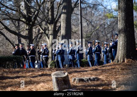 Atlanta, Usa. Januar 2025. Die Ehrengarde marschiert vor der Ankunftszeremonie für eine Beerdigung in der Jimmy Carter Presidential Library and Museum in Atlanta, GA am Samstag, den 4. Januar 2025. Jimmy Carter, 39. Präsident der Vereinigten Staaten und Friedensnobelpreisträger 2002, starb friedlich am Sonntag in seinem Haus in Plains, Georgia. Mit 100 Jahren war er der am längsten gelebte Präsident in der Geschichte der USA. Foto von Julian Alexander/UPI Credit: UPI/Alamy Live News Stockfoto