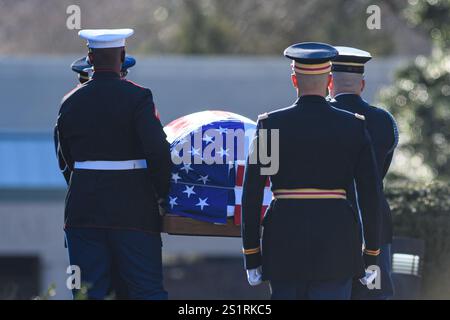 Atlanta, Usa. Januar 2025. Die Schatulle wird getragen, als die Leiche des ehemaligen Präsidenten Jimmy Carter am Samstag, den 4. Januar 2025 in der Jimmy Carter Presidential Library and Museum in Atlanta, GA, eintrifft. Jimmy Carter, 39. Präsident der Vereinigten Staaten und Friedensnobelpreisträger 2002, starb friedlich am Sonntag in seinem Haus in Plains, Georgia. Mit 100 Jahren war er der am längsten gelebte Präsident in der Geschichte der USA. Foto von Julian Alexander/UPI Credit: UPI/Alamy Live News Stockfoto