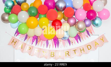 Dekoratives Banner mit Happy Birthday-Aufschrift und bunten Ballons Stockfoto