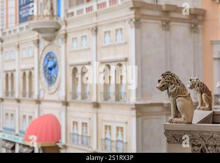 Las Vegas, Nevada, USA - 24. Oktober 2021: Berühmte Statuen des Löwen von Venedig und eine kunstvolle Fassade im Venetian Resort Hotel and Casino Stockfoto