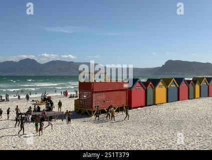 Muizenberg Kapstadt Südafrika. 19.12.2024. Badehütten am Strand in Muizenberg bei Kapstadt Südafrika. Stockfoto
